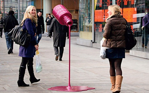 Không cần "nói nhiều", hãng sơn móng tay này đã gây được sự chú ý mạnh của khách hàng nữ với cách quảng cáo sản phẩm ấn tượng.