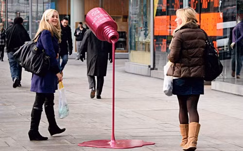 Không cần "nói nhiều", hãng sơn móng tay này đã gây được sự chú ý mạnh của khách hàng nữ với cách quảng cáo sản phẩm ấn tượng.