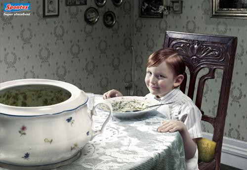 Quảng cáo về sức mạnh dọn sạch của sản phẩm bọt biển Spontex.