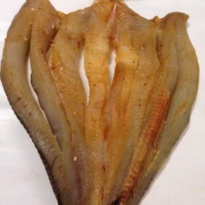 Đắt hơn một chút, khô cá lóc Biển Hồ có giá từ 300.000 - 350.000 đồng/kg (loại 1). Chị Thái (khu Kim Giang, Hà Nội) cho biết: "Chế biến khô cá lóc đơn giản nhất là gỏi xoài, hoặc nướng. Có thể bảo quản được lâu nên gia đình tôi mua làm đồ biếu cho lạ vị. Thông thường, hàng đặt khoảng 3-4 ngày là được chuyển đến".