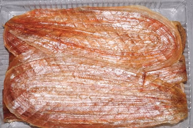 Năm nay, gia đình chị Thanh (khu đô thị Dương Nội, Hà Đông) chọn mua khô rắn Nam Vang (Campuchia) làm quà Tết. Rắn được làm sạch, lột bỏ da, loại bỏ xương, ướp gia vị và cuối cùng là ép thành từng thớ đem phơi. Loại khô rắn ngon có giá từ 500.000 đồng.