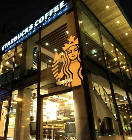 Công ty cổ phần Starbucks Coffee Korea từ một chi nhánh được thành lập năm 1999 đã hợp tác liên doanh giữa hai công ty là Công ty cổ phần Starbucks International và Công ty cổ phần Shinsegae, đến tháng 6 năm 2011 đã có tới 400 chi nhánh kinh doanh trực tiếp.