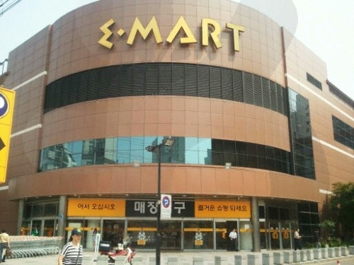 Tập đoàn mẹ Shinsegaetừng thực hiện thành công thương vụ mua lại Walmart Hàn Quốc với giá 882 triệu USDvào năm 2006 và chiếm vị trí hàng đầu về bán lẻ tại Hàn Quốc.