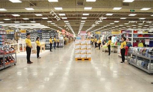 Sáng 28/12/2015, tập đoàn bán lẻ hàng đầu Hàn Quốc Emart (thuộc tập đoàn Shinsegae) chính thức khai trương Đại siêu thị Emart đầu tiên tại Gò Vấp, TP. Hồ Chí Minh. Thông tin nhanh chóng gây sự chú ý vì Emart Gò Vấp có diện tích hơn 3ha với tổng vốn đầu tư lên tới 60 triệu USD (tương đương 1.350 tỷ đồng). Nhiều người tò mò tập đòan Emart (thuộc Shinsegae) có quy mô lớn thế nào?