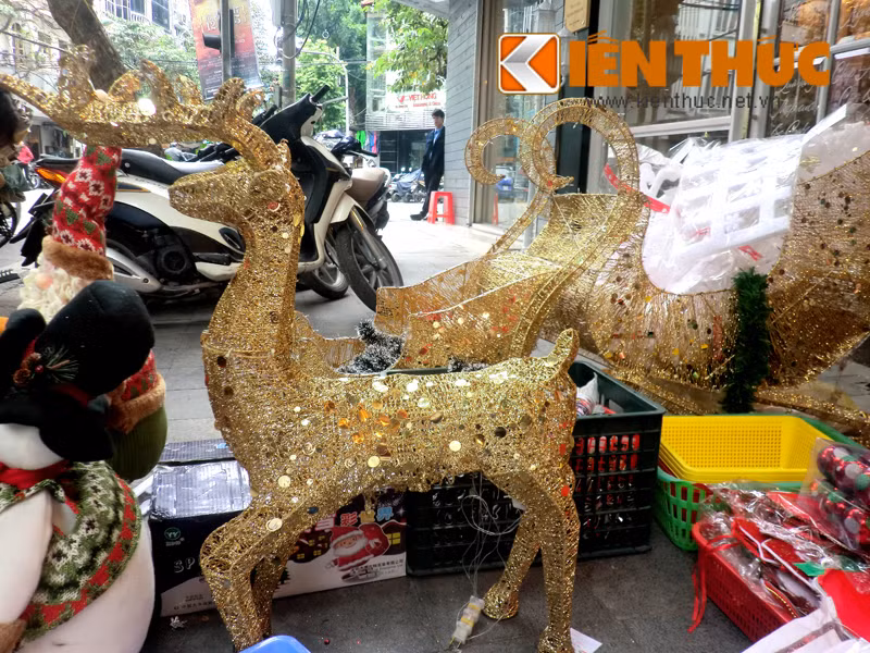 Tuần lộc và xe kéo vàng có giá 1,8 - 2 triệu đồng/món.