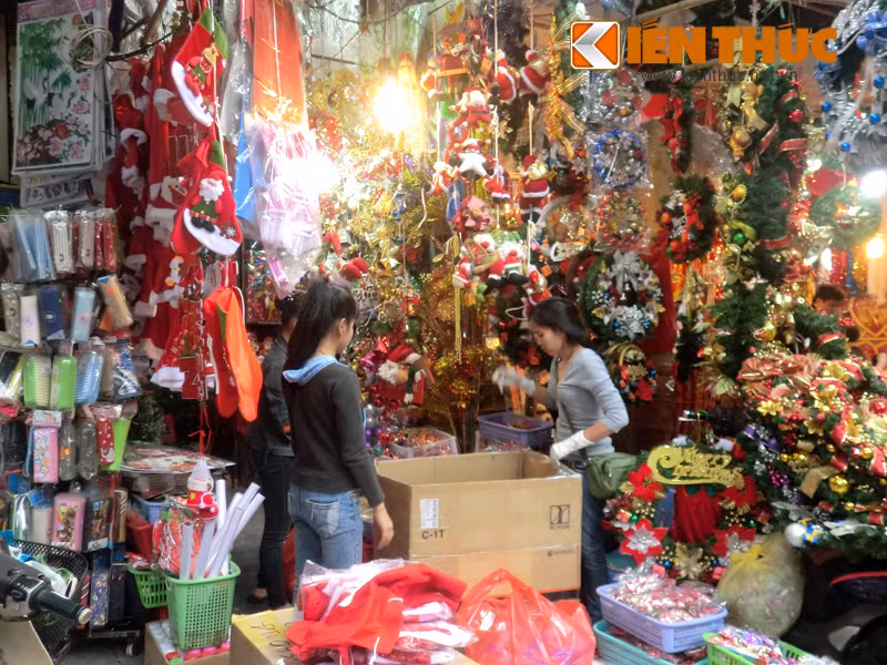 Theo các nhân viên bán hàng tại Hàng Mã, Đội Cấn, những ngày cao điểm này họ phải dọn hàng từ sớm cho đến 11h - 12h đêm. Minh (một nhân viên bán hàng ở kiot Hàng Mã) cho biết: "Thậm chí, 2h chiều mới ăn cơm trưa vì hàng nhiều, bận rộn lắm".