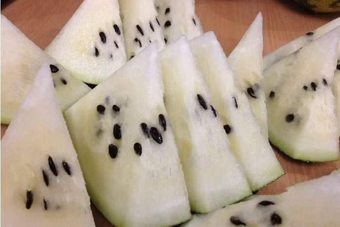 Mùi của dưa hấu ruột trắng tương tự mùi của quả dưa leo, vị ngọt mát và thanh. Giá hạt giống dưa hấu ruột trắng từng được rao bán 15.000 - 20.000 đồng/hạt.