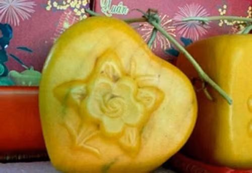 Khách Việt cần chi từ 8 triệu đồng cho một cặp dưa hấu vàng hình trái tim có in hình hoa hoặc chữ tài lộc mỗi dịp Tết đến.