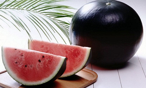Trong số các loại dưa hấu độc lạ, quả dưa hấu đen của Nhật (thường được gọi là Densuke) được xem là đắt đỏ nhất. Trong mùa bán đấu giá dưa hấu năm 2014, một trái Densuke đã được bán với giá 350.000 Yên (tương đương khoảng 70 triệu đồng).