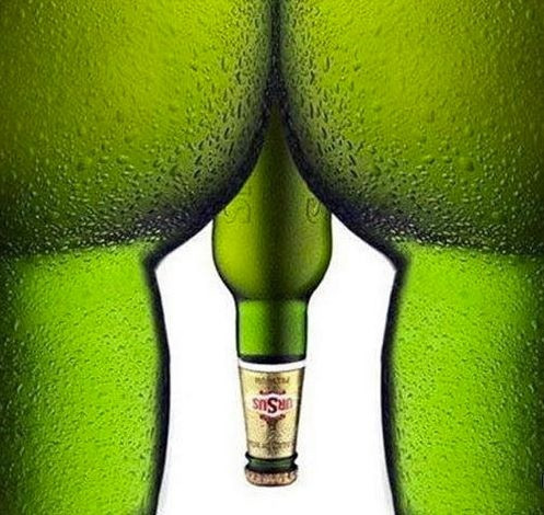 Những chai bia được xếp thành hình đầy tính liên tưởng.