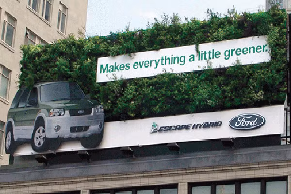 Hãng Ford cầu kỳ với thiết kế biển quảng cáo cho dòng xe mới.