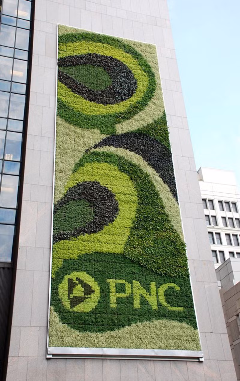 Bức tường màu xanh lá cây của công ty dịch vụ tài chính PNC tại Mỹ.