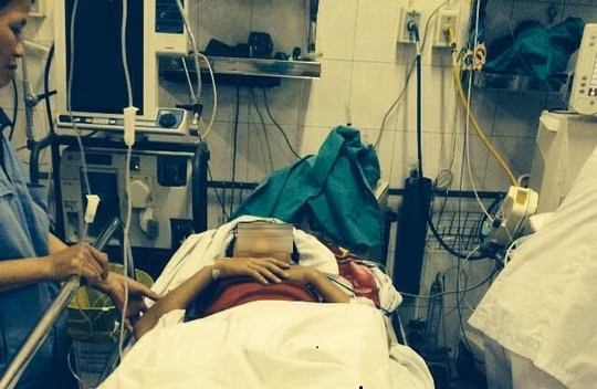 Tháng 4/2015, chiếc xe biển xanh đã đâm trực diện vào nhóm học sinh trường THCS Thanh Hà, huyện Thanh Ba, tỉnh Phú Thọ Phú Thọ, khiến 1 em tử vong, 4 em bị thương nặng. Ảnh một nạn nhân được đưa đi cấp cứu (nguồn: Người lao động).