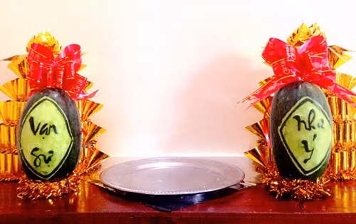 Cặp dưa hấu vạn sự như ý lên giỏ quà Tết năm nay có giá từ 900.000 đồng.