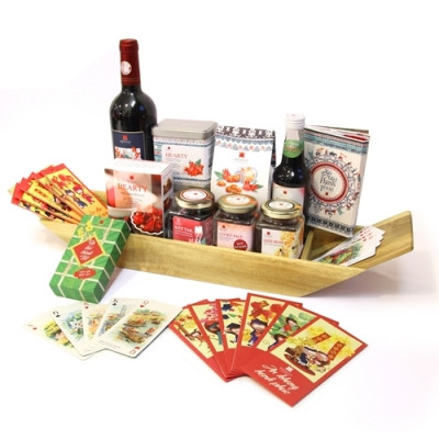 Các sản phẩm từ quả Hibiscus (bụp giấm, dân gian còn gọi là atiso đỏ) đã lên giỏ quà Tết. Rượu, trà cỏ ngọt Hibiscus, bánh quy, mứt gừng chế biến từ Hibiscus... trong giỏ có giá từ 135.000 đồng đến hơn 1 triệu đồng.