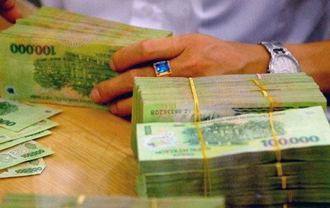 Không chỉ khoe nhà, khoe xe, tiêu tiền gây choáng, nhiều đại gia Việt rải tiền khắp đường để gây "sốc". Năm 2015, tại Trà Vinh, Sài Gòn... từng có không ít "đại gia" ném tiền ra đường, lái xe đi rải tiền để cầu may, gây sự chú ý. Tuy nhiên, cách làm quái gở này không gây được thiện cảm ở nhiều người.