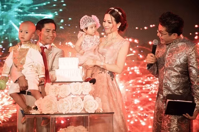 Gần đây, hoa hậu Phu nhân 2014 - Bùi Thị Hà đã khiến dư luận xôn xao khi cô tổ chức bữa tiệc thôi nôi hoành tráng cho cô con gái Gia Hân. Chi phí để tổ chức bữa tiệc này lên tới 2 tỷ đồng. Không chỉ cầu kỳ, hoành tráng, bữa tiệc còn quy tụ nhiều sao Việt nổi tiếng. Ảnh: Zing