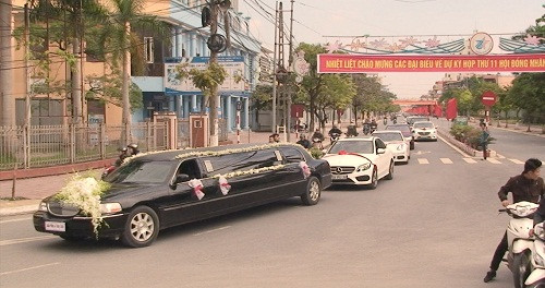Có vẻ như tổ chức đám cưới xa xỉ đang là cách phô trương độ giàu có được đại gia Việt ưa chuộng... Nhiều người không khỏi "toát mồ hôi" khi chứng kiến đám cưới với dàn siêu xe trị giá 100 tỷ đồng của một đại gia Thái Bình hồi đầu tháng 12 vừa rồi.