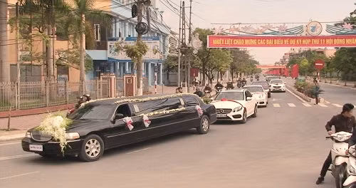 Có vẻ như tổ chức đám cưới xa xỉ đang là cách phô trương độ giàu có được đại gia Việt ưa chuộng... Nhiều người không khỏi "toát mồ hôi" khi chứng kiến đám cưới với dàn siêu xe trị giá 100 tỷ đồng của một đại gia Thái Bình hồi đầu tháng 12 vừa rồi.