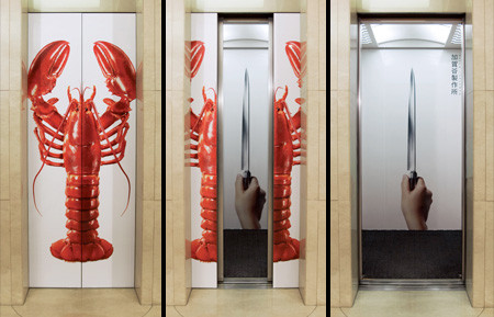 Một tấm biển quảng cáo khá ấn tượng về chiếc dao sắc bén tại thang máy.