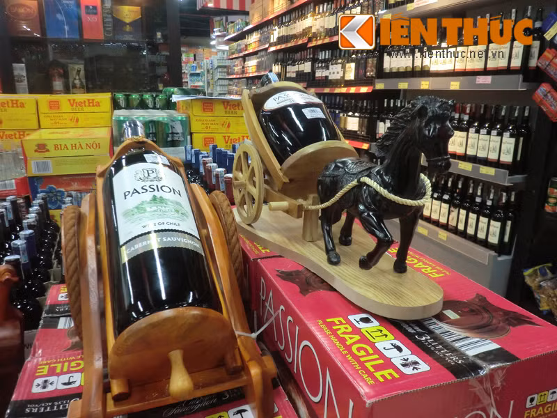 Tùy từng dòng mà giá của sản phẩm này dao động từ 70.000 đồng (rượu vang) cho tới vài triệu đồng/bình (rượu mạnh).