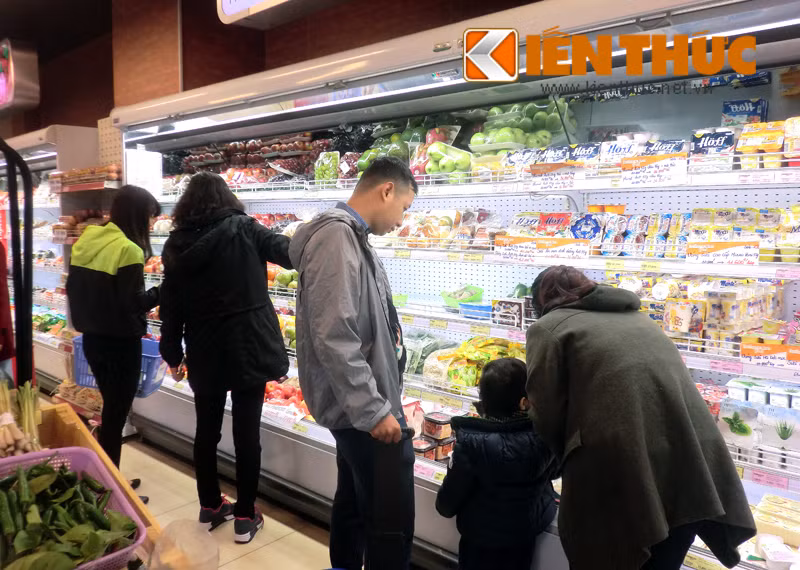 Khách hàng chọn mua thực phẩm, hoa quả tại một siêu thị trên đường Lạc Long Quân.