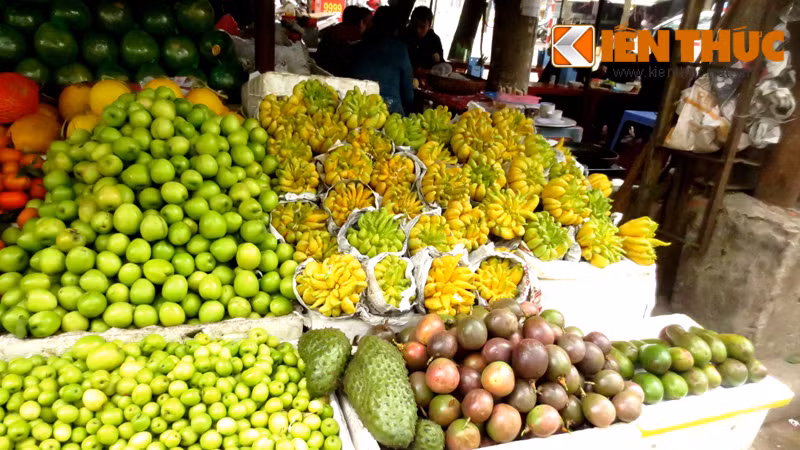 Theo các tiểu thương tại chợ Nghĩa Tân (Hà Nội): "Năm nay các mặt hàng như hoa quả, thực phẩm bán chạy hơn so với cùng thời điểm này năm ngoái".