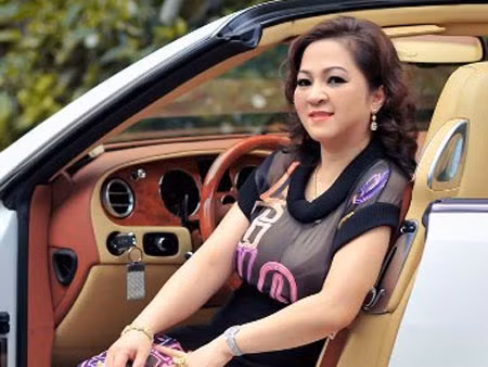 Bà Nguyễn Phương Hằng vợ đại gia Huỳnh Uy Dũng (Dũng “lò vôi”) cũng đã đâm đơn kiện chồng cũ là ông Trần Văn Thìn chiếm đoạt 360 ha rừng cao su trị giá 170 tỷ của bà.