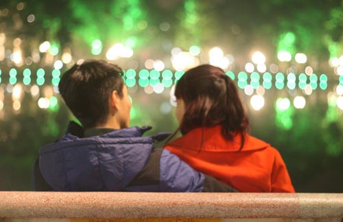 Nở rộ thời gian gần đây, dịch vụ thuê người yêu đi chơi Noel cũng khiến nhiều người tò mò. Tùy các gói như "gói bạn bè", "gói hẹn hò", "gói lãng mạn" mà người sử dụng dịch vụ này cần chi từ 300.000 đồng đến 1 triệu đồng để có một buổi đi chơi cùng người "bạn gái thuê".