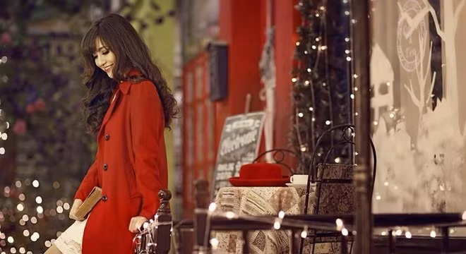 Các phim trường trang trí lung linh đẹp mắt theo chủ đề giáng sinh với tuyết trắng, cây thông, tuần lộc... và cho thuê địa điểm chụp ảnh theo giờ với giá từ 300.000 đồng.