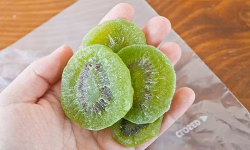 Trong số các loại hoa quả sấy khô được chuộng mua nhiều vào các dịp cuối năm để làm quà biếu hoặc ăn chơi, tiếp khách, kiwi sấy có giá từ 75.000 đồng/gói (500gr). Hầu hết khách đều muốn đặt hàng sớm để không chịu mức tăng giá hoặc hàng khan hiếm. Trong đó, kiwi sấy Đà Lạt khá được ưa thích.