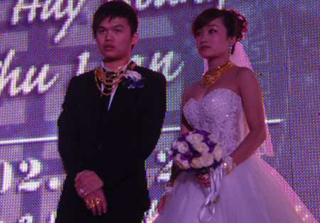 Đám cưới của con trai đại gia Nguyễn Thị Liễu ở Hà Tĩnh không chỉ gây "sốc" về chi phí tổ chức hàng tỉ đồng mà còn vì quà mừng cưới là 60 cây vàng, xe rước dâu được tặng trị giá 10 tỉ đồng.