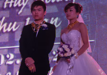 Đám cưới của con trai đại gia Nguyễn Thị Liễu ở Hà Tĩnh không chỉ gây "sốc" về chi phí tổ chức hàng tỉ đồng mà còn vì quà mừng cưới là 60 cây vàng, xe rước dâu được tặng trị giá 10 tỉ đồng.