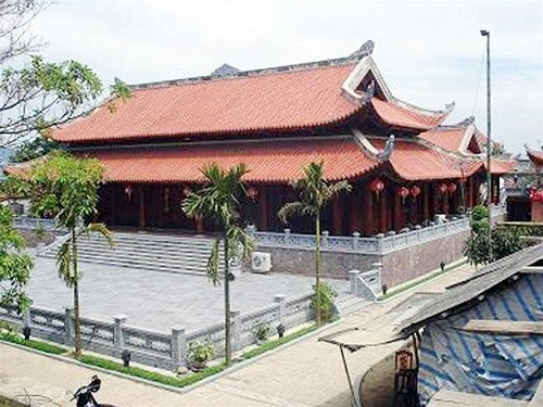 Để thể hiện đẳng cấp, nhiều đại gia Việt khiến dư luận "mắt tròn mắt dẹt" vì món quà cưới "khủng". Một đại gia Nghệ An đã bỏ hơn 50 tỉ xây ngôi nhà bằng gỗ như "phủ Hòa Thân" làm của hồi môn cho con gái.