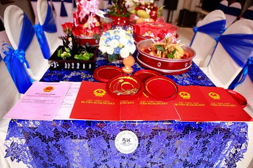 Đám cưới hồi tháng 2/2015 của cặp đôi ở Đồng Nai cũng gây "choáng" không kém khi của hồi môn gồm nhiều sổ đỏ và ngôi nhà 5 tỉ đồng và chiếc xe Lexus. Ảnh: NĐT