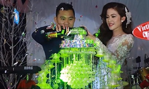 Thông tin về của hồi môn mà đại gia Bạc Liêu dành cho con trong đám cưới hôm 22/12 vừa qua vẫn khiến nhiều người không khỏi choáng váng. Quà cưới đôi “tân lang tân nương” được định giá lên đến 45 tỉ đồng.