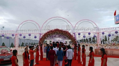 Ngoài việc chi hàng tỉ đồng cho tiệc cưới, rạp, thuê ca sĩ... vợ chồng vị đại gia Bạc Liêu mừng cưới cho con trai và con dâu một căn hộ cao cấp tại Úc với số tiền 700.000 USD và 30 tỉ đồng trong sổ tiết kiệm.