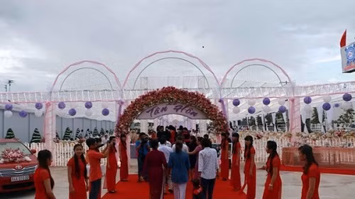 Ngoài việc chi hàng tỉ đồng cho tiệc cưới, rạp, thuê ca sĩ... vợ chồng vị đại gia Bạc Liêu mừng cưới cho con trai và con dâu một căn hộ cao cấp tại Úc với số tiền 700.000 USD và 30 tỉ đồng trong sổ tiết kiệm.