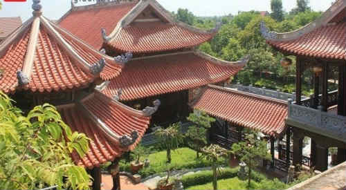 Biệt phủ nằm trên khuôn viên gần 4.000m2, xây dựng rất công phu, ốp tới 5 loại đá. Chủ nhân đã bỏ ra 2.000m3 gỗ đinh hương, giáng hương và cẩm lai để dựng nhà.