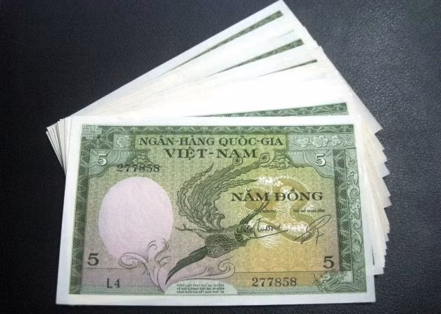 Theo những người bán/đổi tiền lì xì, đồng Long Phụng Sum Vầy là tờ tiền 5 Đồng của Ngân Hàng Quốc Gia Việt Nam được in vào năm 1955. Một mặt của tờ tiền có hình 2 con rồng phượng đang quấn lấy nhau thể hiện sự quây quần ngày tết, là biểu tượng hạnh phúc sum vầy, phúc lộc năm mới.