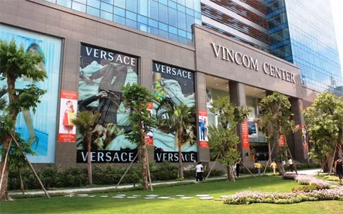 Ngay sau bà Phạm Thu Hương - một "nữ tướng" của Vingroup cũng có tên trong danh sách những nữ đại gia giàu có năm 2015, đó là bà Phạm Thúy Hằng, với khối tài sản lên đến 2.557 tỷ đồng. Theo thông tin, năm 2014, bà Phạm Thúy Hằng và nắm giữ hơn 48,7 triệu cổ phiếu VIC, tổng tài sản của bà Hằng đạt 2.432 tỷ đồng.