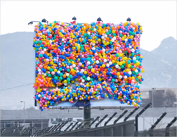 Đằng sau hàng trăm nghìn quả bóng bay, người ta tò mò tấm biển quảng cáo nội dung gì?