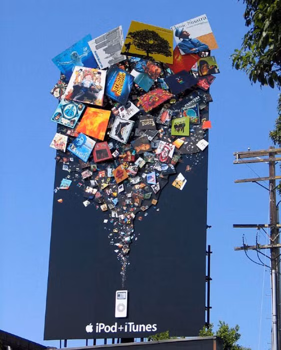 Apple cũng có cách gây ấn tượng riêng. Toàn bộ thế giới giải trí thu nhỏ trong chiếc iPod và ứng dụng iTunes.