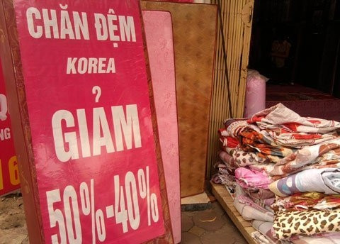 Biết nhu cầu mua sắm chăn đệm tăng cao vào dịp này, nhiều cửa hàng tích cực căng biển quảng cáo giảm giá, khuyến mại để kích cầu mua sắm. Các loại đệm có giá từ 650.000 đồng đến trên 3 triệu đồng (tùy kích thước, chất liệu) được bày bán rất nhiều.