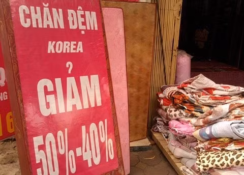 Biết nhu cầu mua sắm chăn đệm tăng cao vào dịp này, nhiều cửa hàng tích cực căng biển quảng cáo giảm giá, khuyến mại để kích cầu mua sắm. Các loại đệm có giá từ 650.000 đồng đến trên 3 triệu đồng (tùy kích thước, chất liệu) được bày bán rất nhiều.