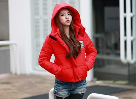 Nhiều mặt hàng áo gió, áo khoác phao có giá từ 120.000 đến vài triệu đồng cũng tung nhiều mẫu mã để hút khách. Loại áo chắn gió, chắn mưa, bụi này vì tiện lợi nên luôn được tìm mua mỗi khi có đợt lạnh về.