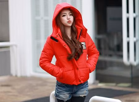 Nhiều mặt hàng áo gió, áo khoác phao có giá từ 120.000 đến vài triệu đồng cũng tung nhiều mẫu mã để hút khách. Loại áo chắn gió, chắn mưa, bụi này vì tiện lợi nên luôn được tìm mua mỗi khi có đợt lạnh về.