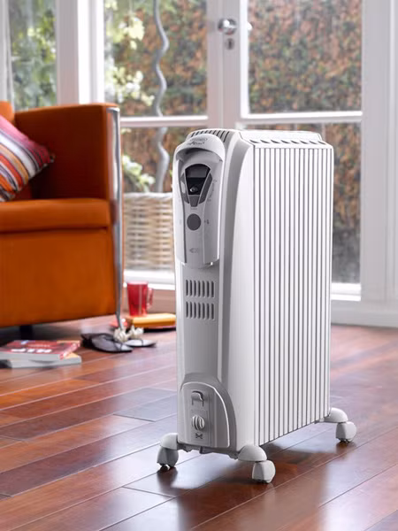 Theo một người bán hàng tại kiot chợ Bưởi (Tây Hồ, Hà Nội): "Khoảng 4 ngày gần đây, các cửa hàng đồ điện gia dụng đã bắt đầu bán nhiều thiết bị sưởi, máy sưởi dầu, máy halogen cũng khá được chuộng. Có những khách mua hàng sớm vì nhà có trẻ nhỏ".