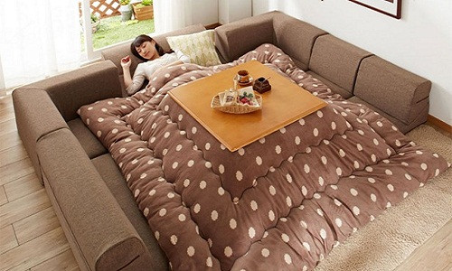 Chiếc chăn bàn sưởi vừa là một bàn uống trà, bàn ăn, hoặc là bàn làm việc vô cùng ấm áp.