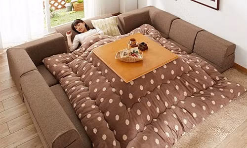 Chiếc chăn bàn sưởi vừa là một bàn uống trà, bàn ăn, hoặc là bàn làm việc vô cùng ấm áp.